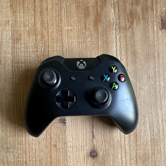 Xbox One Controller in Black - Picture 1 of 3